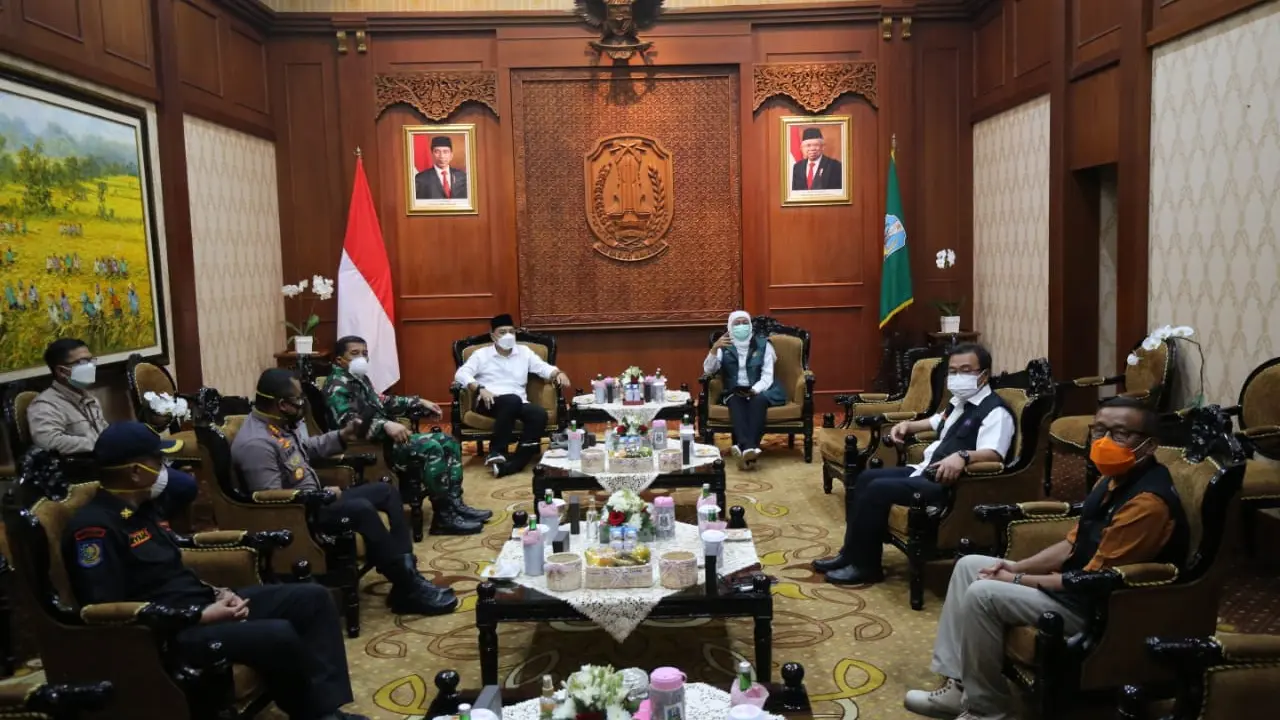 Eri Cahyadi menemui Khofifah di Gedung Grahadi Surabaya. (Dian Kurniawan/Liputan6.com)