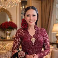 Lewat unggahan terbarunya di media sosial, Maia tampil bak Kartini era kini dalam balutan kebaya merah marun rancangan Anne Avantie yang memancarkan kesan elegan sekaligus berwibawa. [@maiaestiantyreal].