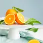 Vitamin C memainkan peran utama dalam produksi pro-kolagen, prekursor tubuh untuk kolagen. Oleh karena itu, mendapatkan cukup vitamin C sangat penting. (FOTO: Unsplash.com/Aliona Gumeniuk).