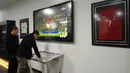 Pengunjung melihat sejarah Cristiano Ronaldo dalam layar monitor di Museum CR 7. Museum ini terdapat di Kota Funchal, tempat Ronaldo lahir dan tunbuh besar. (Bola.com/Reza Khomaini)