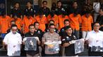 Kabid Humas Polda Metro Jaya Kombes Argo Yuwono menunjukkan barang bukti beserta tersangka kasus sindikat pencurian kendaraan bermotor di Polda Metro Jaya, Jakarta, Kamis (14/3). (Liputan6.com/Immanuel Antonius)