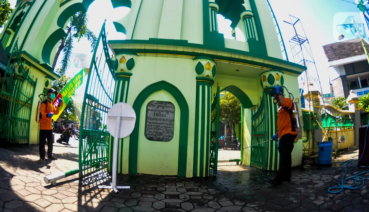Petugas menyemprotkan cairan disinfektan di Masjid Kauman Semarang,  Jawa Tengah, Senin (16/3/2020). Penyemprotan dilakukan untuk mencegah penyebaran virus corona COVID-19. (Liputan6.com/Gholib)