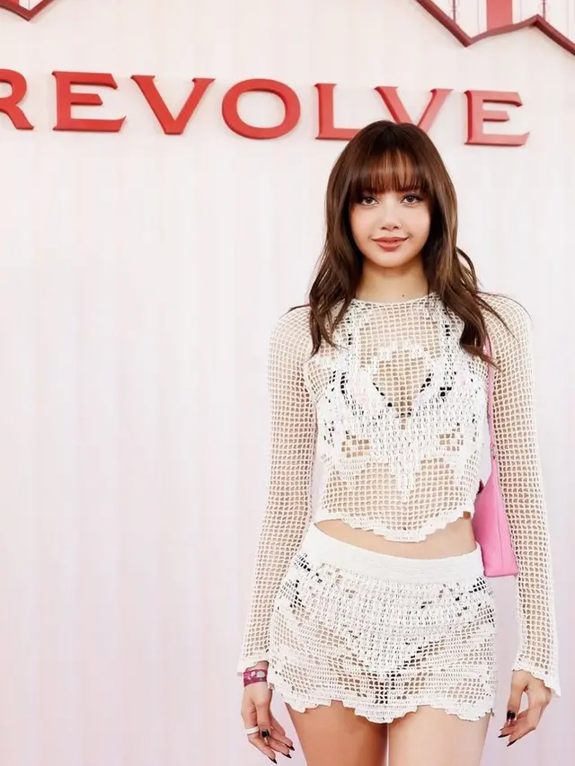 Gaya Kompak Rose, Lisa, dan Jennie BLACKPINK dengan Atasan Putih Nonton Coachella 2026, Tetap Festive dan Slay