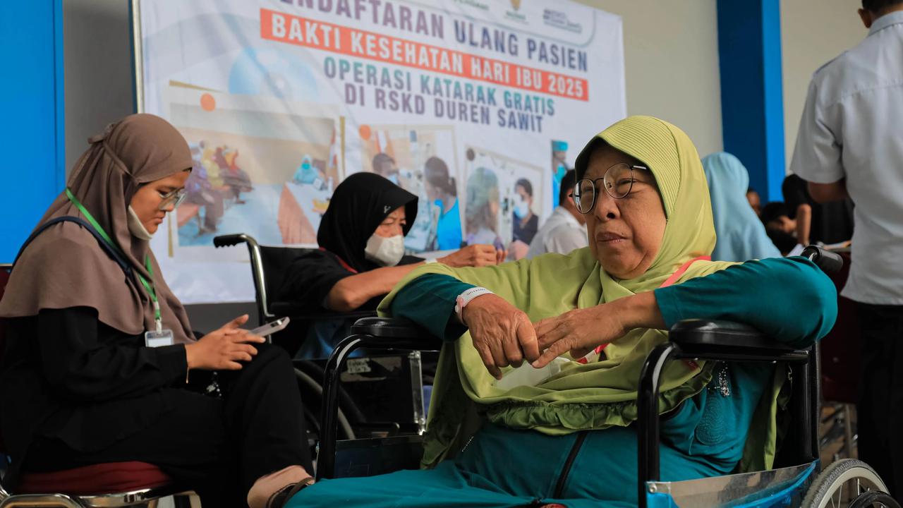 Peringati Hari Ibu ke-97, Pemprov DKI Gelar Operasi Katarak dan Bagikan Kacamata Gratis