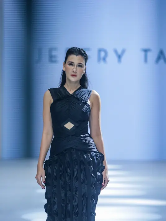 Berbalut gaun hitam, Luna Maya tampil anggun di runway Jakarta Fashion Week 2023 [dok jfw2023]