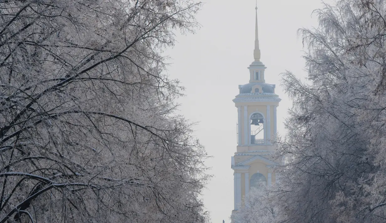 Sebuah gereja dikelilingi pohon yang tertutup salju di desa wisata Suzdal, Rusia (23/1). Suzdal adalah sebuah kota kecil bersejarah di Vladimir. (AFP Photo/Mladen Antonov)