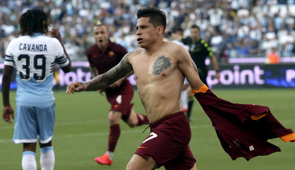 Penyerang AS Roma, Juan Iturbe melakukan selebrasi usai mencetak gol ke gawang Lazio pada laga liga Serie A italia di Stadion Olimpico, Itali, Selasa dini hari (26/5/2015). Lazio menyerah 0-1 dari AS Roma. (Reuters/Alessandro Bianchi)
