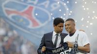 Pada momen indah di Parc des Princes semalam, Mbappe juga menyatakan diri bertahan di PSG setelah meneken kontrak baru hingga Juni 2025. (AP/Michel Spingler)