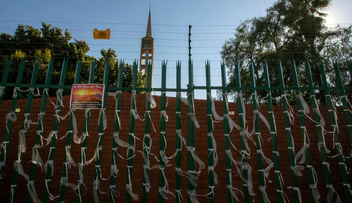 Pita-pita yang telah diikatkan ke pagar gereja St James Presbyterian di Bedford Gardens, Johannesburg, Rabu (29/7/2020). Pita tersebut mewakili warga Afrika Selatan yang meninggal akibat virus corona COVID-19. (AP Photo/Themba Hadebe)