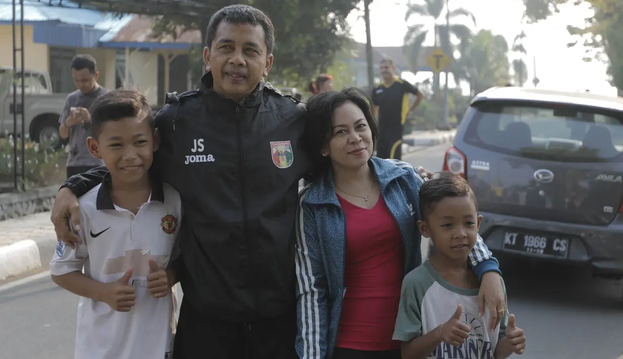 Pelatih Mitra Kukar, Jafri Sastra foto bersama warga usai memimpin latihan jelang semi final Piala Presiden melawan Persib di Tenggarong, Kaltim, Minggu (4/10/2015). (Bola.com/Vitalis Yogi Trisna)