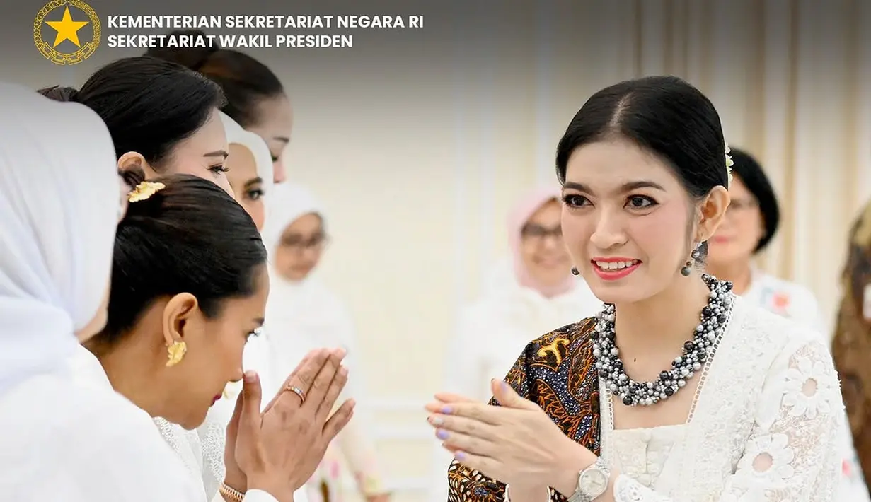 <p>Wajah Selvi Ananda tampak begitu fresh dengan pulasan blush pink dan lipstik peach andalannya [@setwapres.ri]</p>
