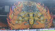 The Jakmania membentangkan koreografi raksasa Macan memeluk trofi saat laga Persija Jakarta  vs PSIM Yogyakarta pada laga pekan ke-14 BRI Super League 2025/2026 di Stadion Utama Gelora Bung Karno, Jakarta, Jumat (28/11/2025) malam. (Bola.com/M Iqbal Ichsan).