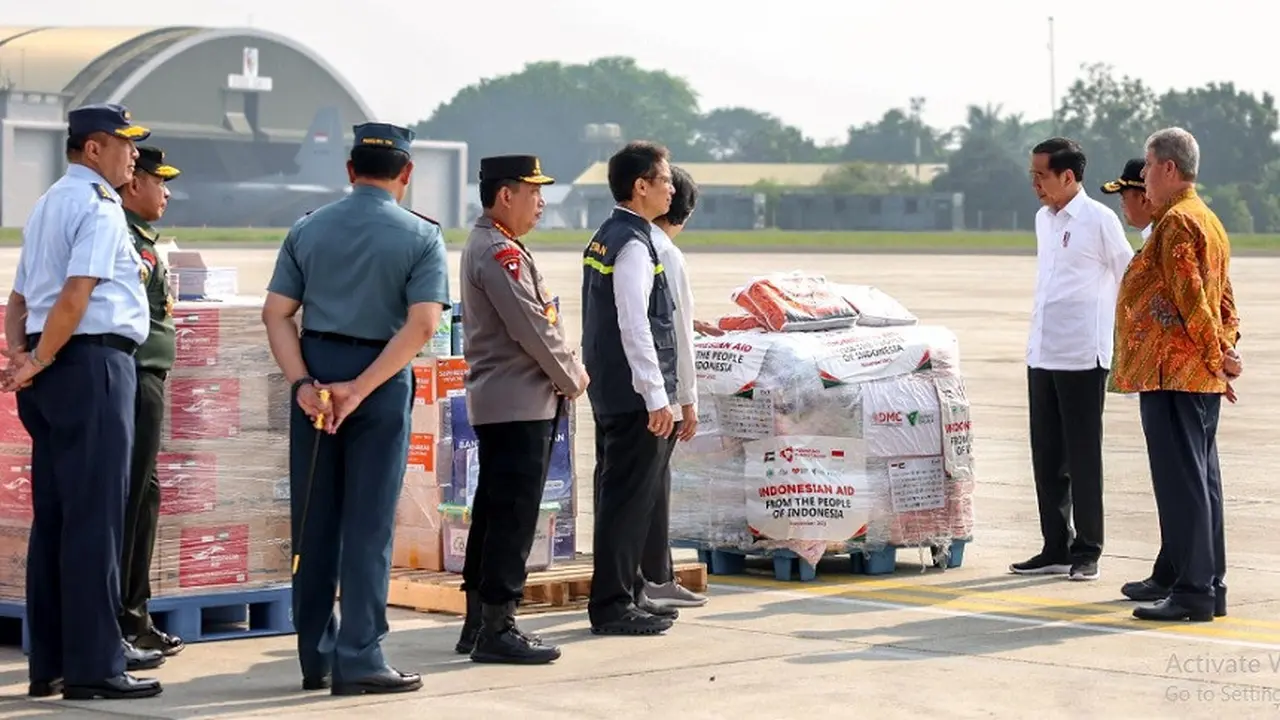 Presiden Joko Widodo atau Jokowi kembali melepas bantuan kemanusiaan tahap kedua dari Indonesia untuk warga Gaza, Palestina pada Senin 20 November 2023.