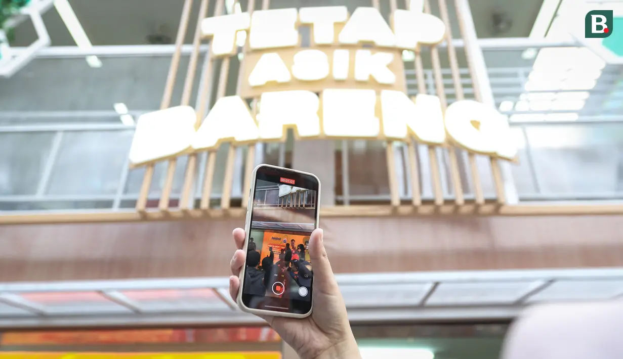 Bagi The Jakmania yang dapat menjawab pertanyaan dengan benar mendapatkan bingkisan dari Indofood mulai jersey Persija Jakarta hingga merchandise. (Bola.com/Bagaskara Lazuardi)