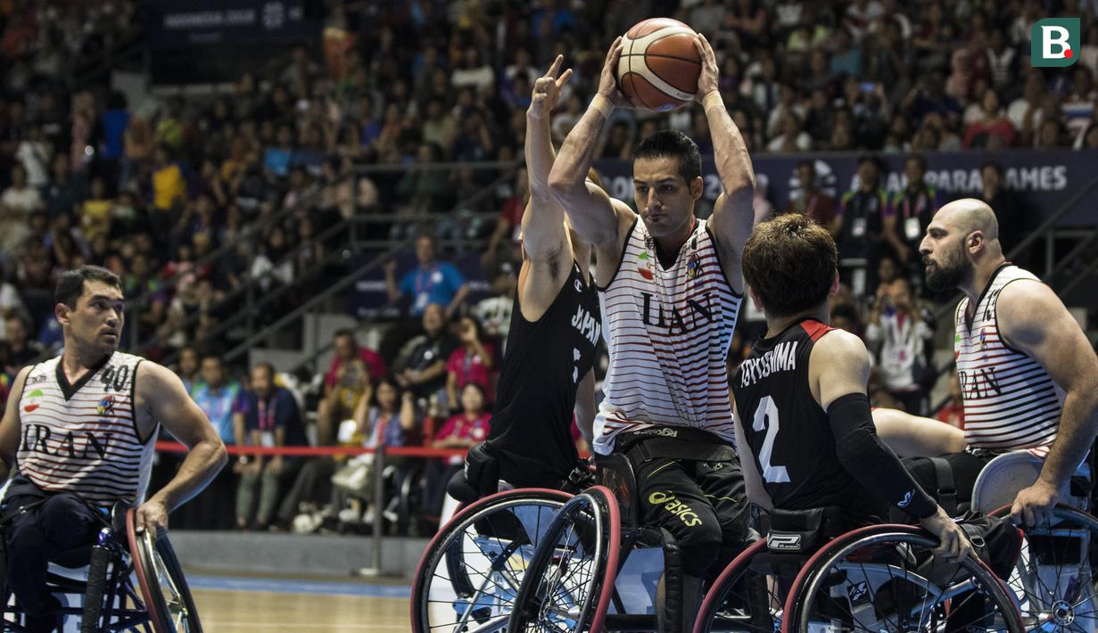 Pebasket kursi roda Iran, Hadiazhar Omid, berusaha melewati hadangan pebasket Jepang pada final Asian Para Games di Hall A Senayan, Jakarta, Sabtu (13/10). Iran menang 68-66 atas Jepang. (Bola.com/Vitalis Yogi Trisna)