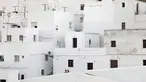 Pasangan berjalan di antara bangunan serba putih di Pueblos Blancos, Andalusia, Spanyol, 16 September 2016. Pueblos Blancos atau Desa Putih merupakan kota yang terdiri dari sekumpulan desa dengan seluruh bangunan bercat putih. (REUTERS/Marcelo del Pozo)