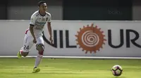 Bek Bali United, Ricky Fajrin, menggiring bola saat melawan Bhayangkara FC pada laga Liga 1 Indonesia di Stadion Patriot, Bekasi, Jumat (29/9/2017). Bhayangkara menang 3-2 atas Bali. (Bola.com/Vitalis Yogi Trisna)