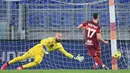 Gelandang AS Roma, Jordan Veretout, saat mencetak gol ke gawang Torino pada laga lanjutan Liga Italia di Stadion Olimpico, Jumat (18/12/2020) dini hari WIB. AS Roma menang 3-1 atas Torino. (AFP/Vincenzo Pinto)