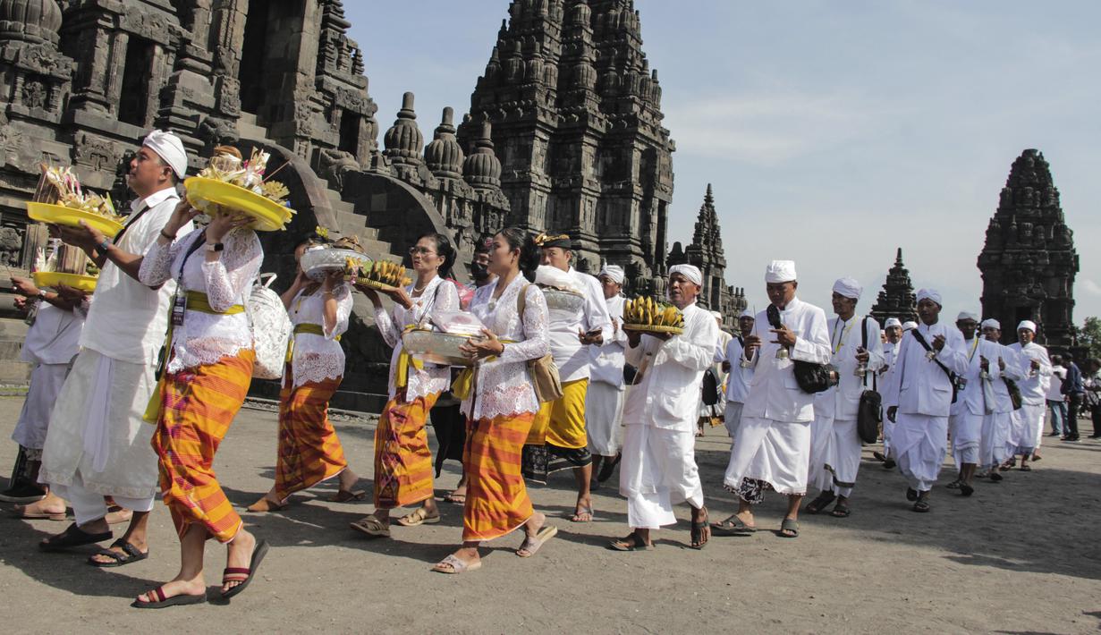 <p>Umat Hindu melakukan pradaksina atau berjalan mengitari Candi Prambanan di Sleman, Yogyakarta, Selasa (21/3/2023). upacara Tawur Agung Kesanga, tepatnya dilaksanakan pada Tilem sasih Kesanga dan dilaksanakan pada waktu tengah hari. (AP Photo/Slamet Riyad)</p>