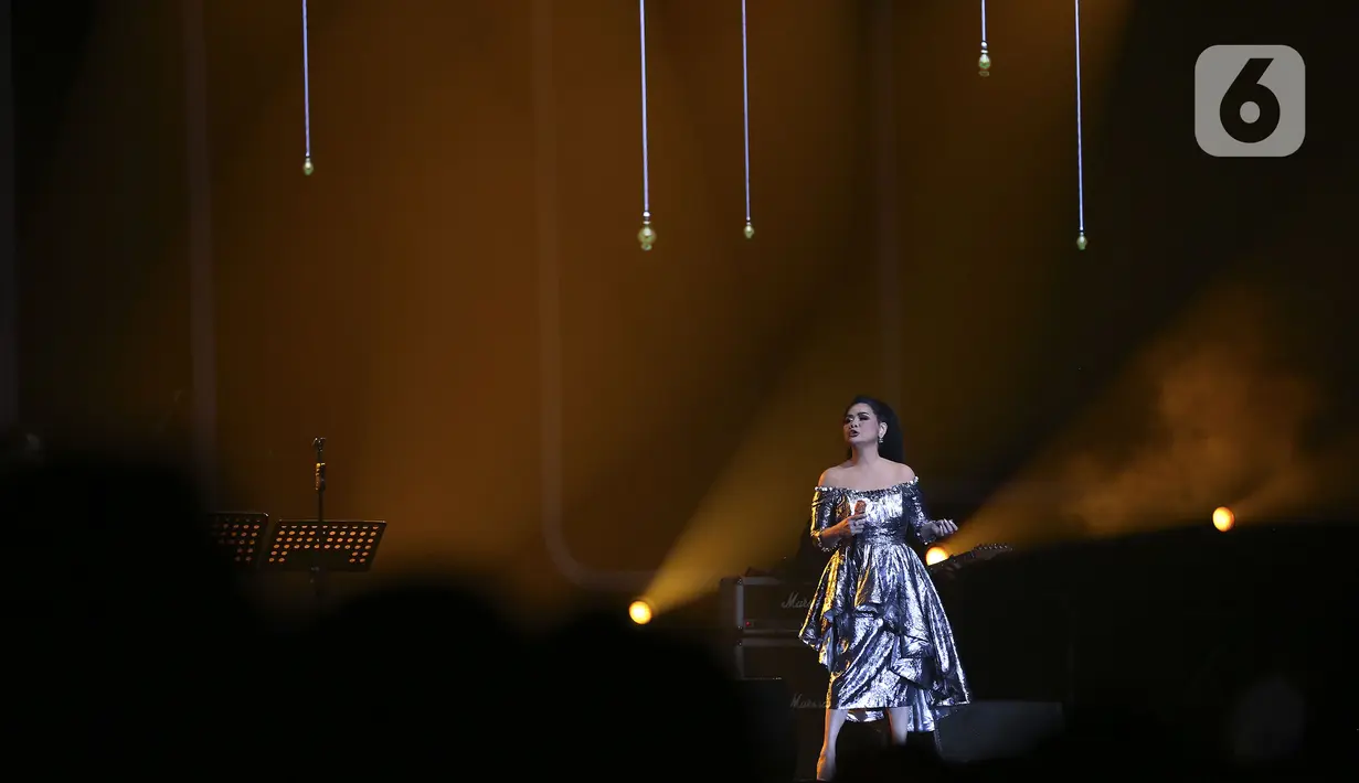 Penyanyi Vina Panduwinata tampil pada hari pertama BNI Java Jazz Festival 2022 di JIExpo Kemayoran, Jakarta, Jumat (27/5/2022). Perhelatan musik BNI Java Jazz Festival 2022 digelar pada 27-29 Mei yang menampilkan musisi-musisi dari dalam dan luar negeri. (Liputan6.com/Johan Tallo)