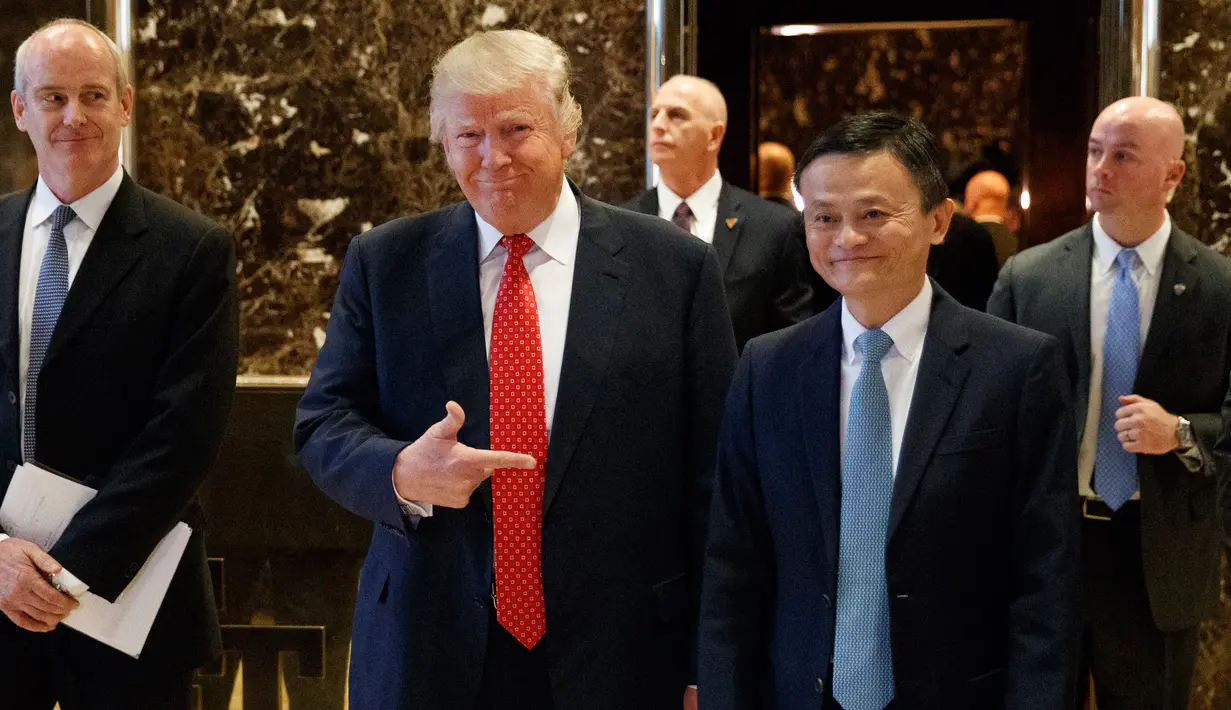 Donald Trump (kiri) dan Jack Ma saat mengadakan pertemuan di Trump Tower, New York, Senin (9/1). Ma berjanji membantu usaha kecil dan menengah serta petani AS untuk menjual hasil produknya ke China. (AP Photo/Evan Vucci)