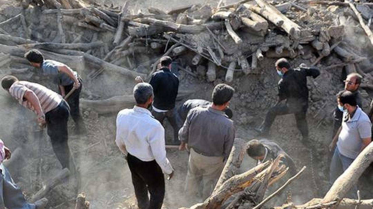 Suasana pencarian korban gempa Iran