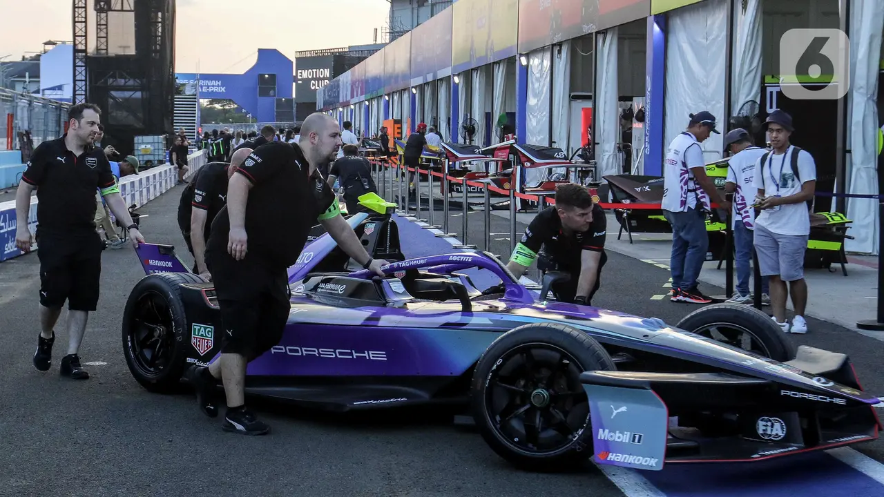 Melihat Kesibukan Paddock Tim Balap Formula E Jelang Balapan di Jakarta E-Prix 2025