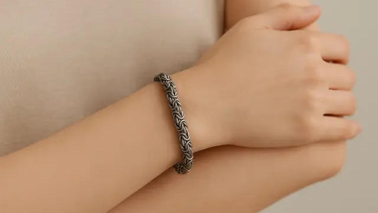 10 Model Gelang Rantai Titanium Terbaru, Jadi Perhiasan Wanita yang Hits untuk Segala Usia di 2025
