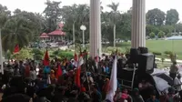Warga Suku Anak Dalam di Jambi melakukan aksi demonstrasi di Kantor Gubernur Jambi menuntut penyelesaian masalah lahan. (Liputan6.com/B Santoso)
