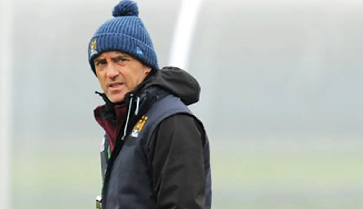 Ekspresi manajer Manchester City Roberto Mancini saat di sesi latihan klub yang digelar di Carrington, 16 Maret 2011, jelang babak 16 besar Eropa League melawan Dynamo Kiev. AFP PHOTO / ANDREW YATES