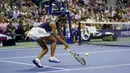 Petenis Kanada, Leylah Fernandez mengembalikan pukulan Aryna Sabalenka dari Belarus pada semifinal US Open 2021 di Arthur Ashe Stadium, New York, Jumat (10/9/2021). (AP Photo/Seth Wenig)