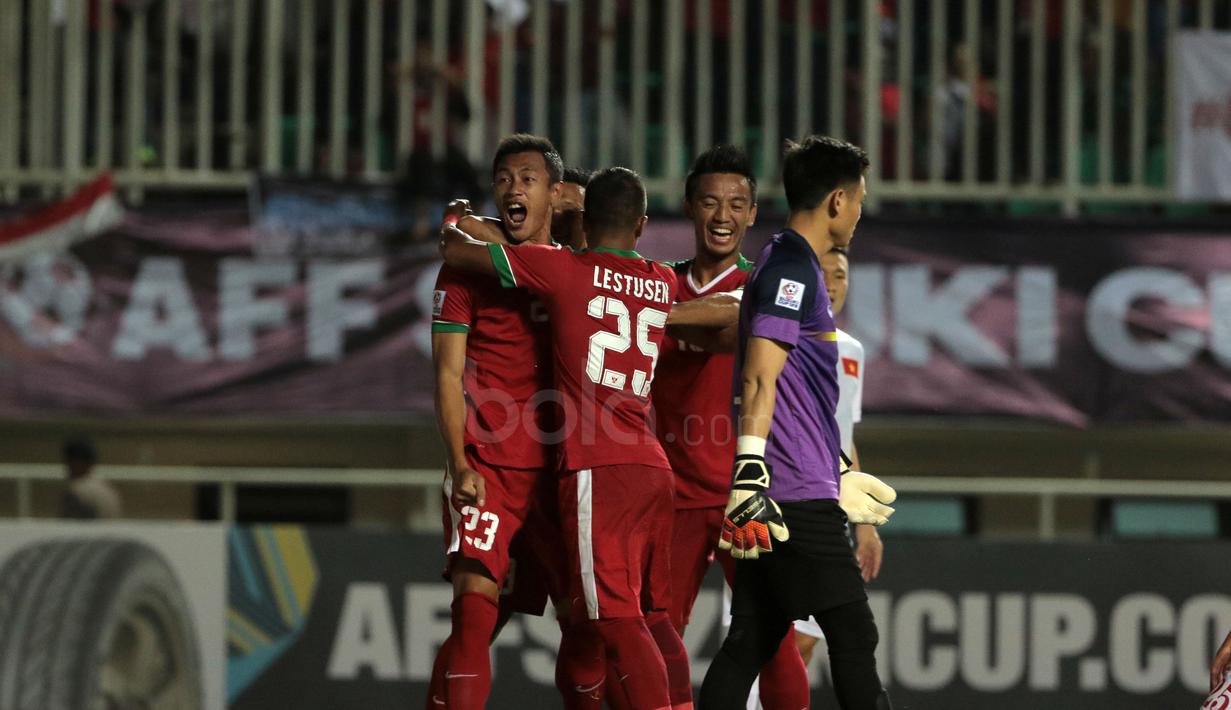 Ekspresi pemain Timnas Indonesia, Hansamu Yama Pranata, setelah mencetak gol ke gawang Vietnam dalam laga leg pertama semifinal Piala AFF 2016 di Stadion Pakansari, Bogor, Sabtu (3/12/2016). (Bola.com/Nicklas Hanoatubun)