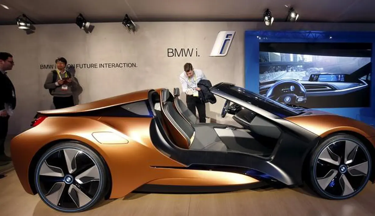 Sejumlah pengunjung melihat mobil BMW i yang dipamerkan di CES 2016, Las Vegas, Nevada, Januari, (7/1). Mobil ini dijadikan visi mobil masa depan yang akan diproduksi oleh Perusahaan Otomotif Jerman ini. (REUTERS / Steve Marcus)
