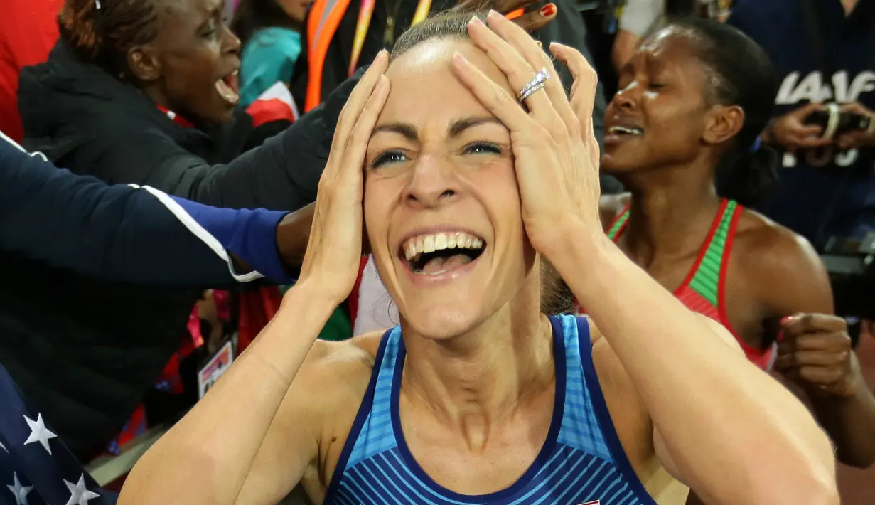 Pelari dari Amerika Serikat, Jennifer Simpson mengekspresikan perasaannya setelah memenangi medali perak di nomor lari 1.500 meter putri pada gelaran Kejuaraan Dunia Atletik 2017 di London, Inggris, 7 Agustus 2017. (AP Photo/Tim Ireland)