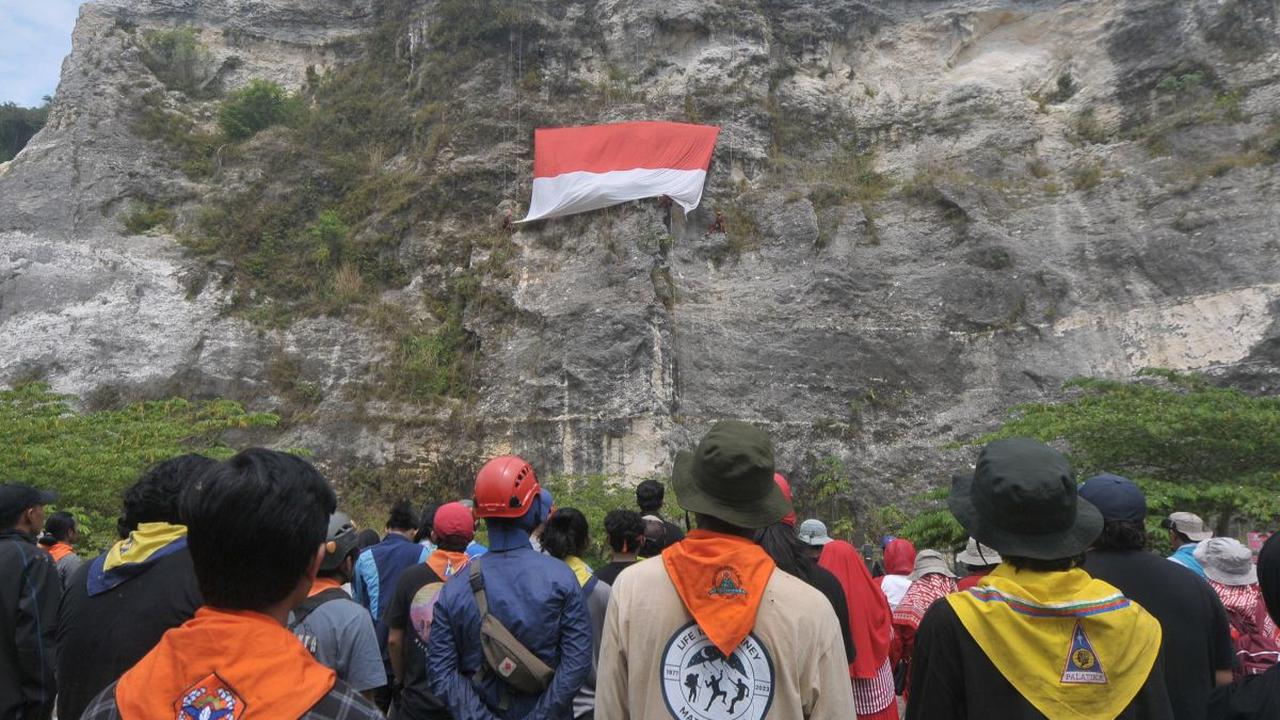 Peserta Latgab Caving Jabodetabek melakukan upacara peringatan HUT ke-79 Kemerdekaan RI di Gua Lalay, Bogor, Jawa Barat, Sabtu (17/8/2024). Upacara di lokasi tak biasa itu diikuti kelompok pecinta alam dari berbagai kampus serta kepemudaan desa. Foto: Mer