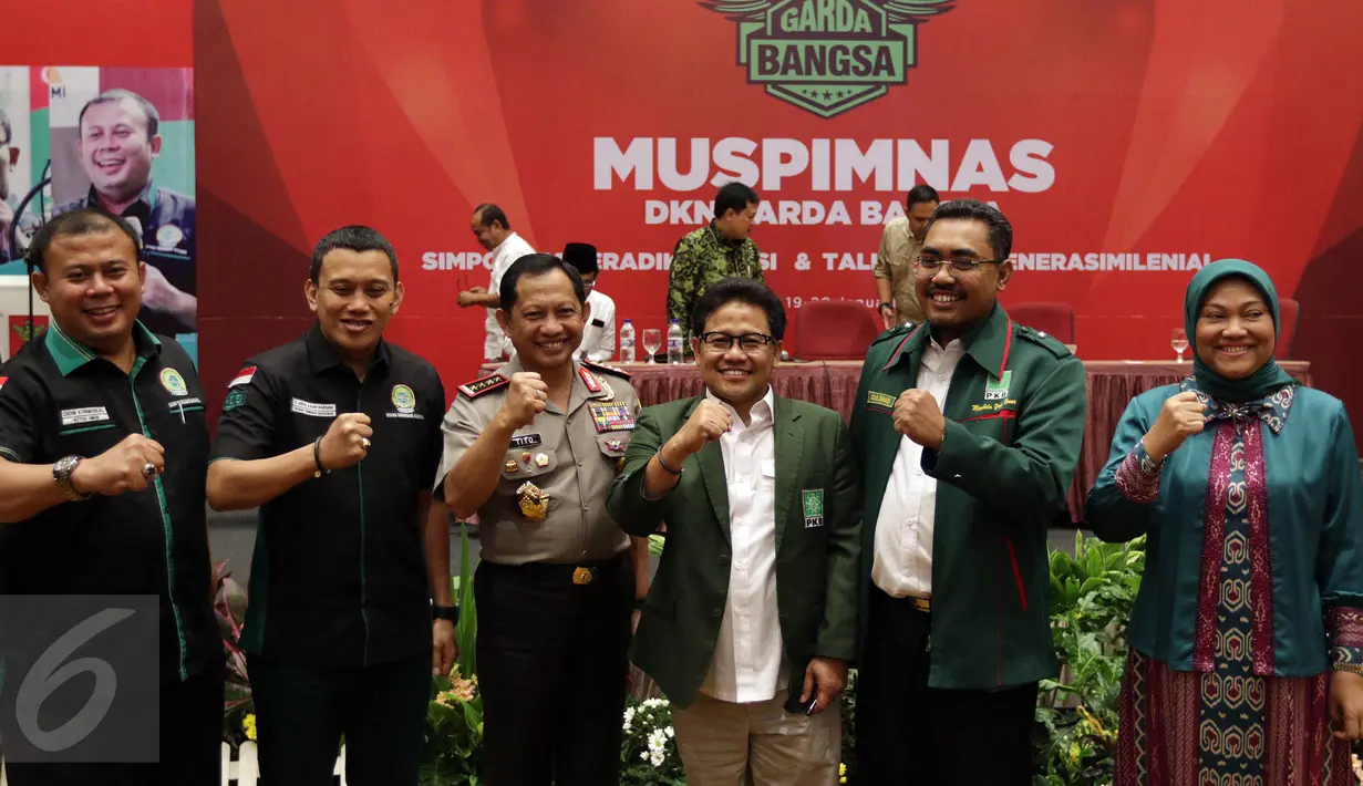 Ketua Umum DPP PKB Muhaimin Iskandar (ketiga kanan) dan Kapolri Jenderal Pol Tito Karnavian (ketiga kiri) berfoto bersama usai menghadiri Muspimnas Dewan Koordinasi Nasional (DKN) Garda Bangsa di Jakarta, Kamis (19/1). (Liputan6.com/Johan Tallo)
