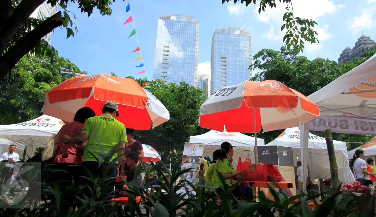 Suasana Pasar Akhir Pekan di kawasan SCBD Jakarta, Sabtu (29/10). Sekitar 170 pedagang menggelar usahanya dalam booth yang tertata rapih. (Liputan6.com/Angga Yuniar)