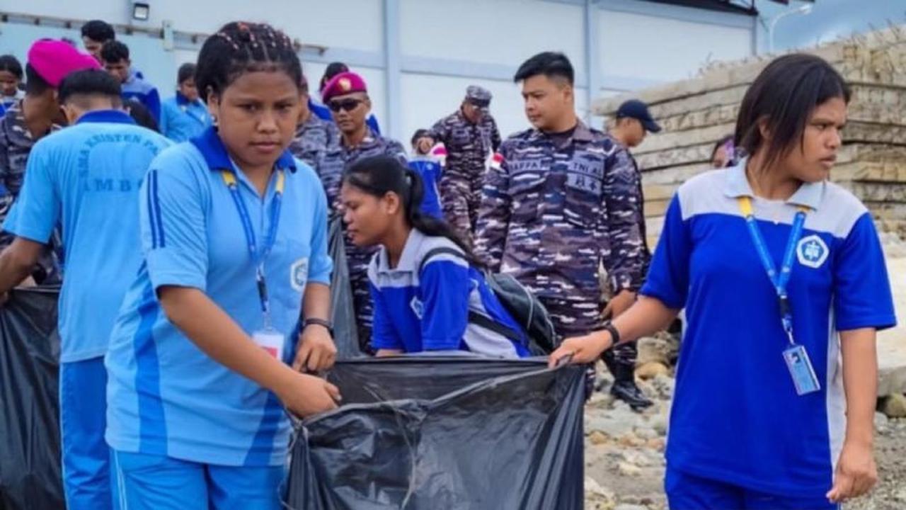 Kodaeral IX Tanamkan Cinta Bahari Lewat Aksi Bersih Pantai Ambon yang Edukatif