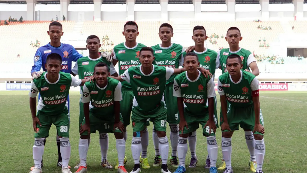Frediyan Wahyu Sugiantoro (kiri bawah), terpental di Persis Solo justru jadi bintang di PS TNI U-21. (Bola.com/Romi Syahputra)
