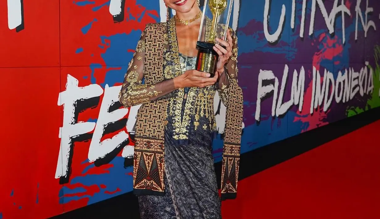 Penampilan berkebaya Putri Marino yang menarik perhatian. Kebaya modern bernuansa biru keemasan rancangan Biyan ini semakin menonjolkan kulitnya yang eksotis. [Foto: Instagram/putrimarino]