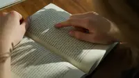 Di Era Doom Scrolling, Membaca Buku Jadi Cara untuk Berhenti Sejenak dan Berefleksi