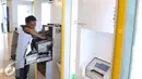 Teknisi memperbaiki mesin ATM di Jakarta, Selasa (27/9). Alasan pengonversian kartu debet atau kartu Anjungan Tunai Mandiri (ATM) dari teknologi magnetic stripe menjadi teknologi cip karena  diyakini lebih aman. (Liputan6.com/Angga Yuniar)