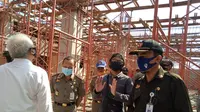 Satpol PP Kabupaten Tuban menyegel sebuah bangunan yang direncanakan lima lantai di jalan Basuki Rahmad, Kelurahan Ronggomulyo, Kecamatan Tuban, Jawa Timur. (Liputan6.com/ Ahmad Adirin)