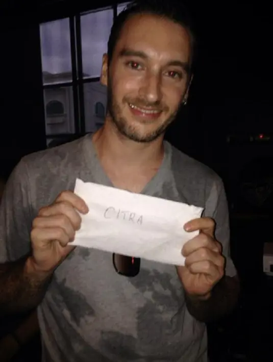 Pria asal London, Inggris, itu bercerai dengan istrinya asal Aceh, Fauziah, pada 3 Mei 2015 di Pengadilan Agama Jakarta Timur. Mereka dikarunia tiga anak laki-laki. (Via Twitter/@nyep_nyep)