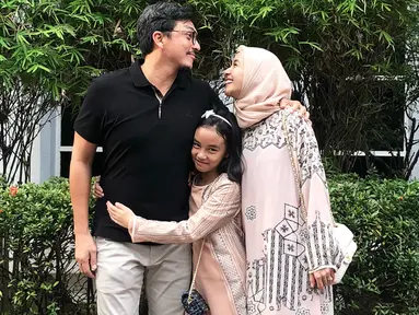 Sejak pernikahannya dengan Engku Emran, Bella sering memposting foto-foto kebersamaan dengan keluarganya. Bella juga diketahui sangat dekat dengan anak sambungnya Engku Aleesya. Bahkan kedekatan keduanya seperti kakak dan adik. (Liputan6.com/IG/@laudyacynthiabella)