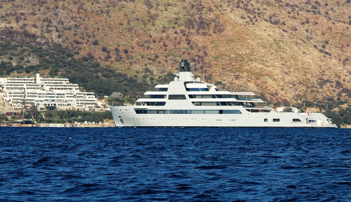 Kapal pesiar mewah berbendera Bermuda "My Solaris" milik oligarki Rusia Roman Abramovich berlayar dekat Aegea di Distrik Bodrum, Mugla, Turki, 21 Maret 2022. Roman Abramovich didiskualifikasi sebagai Direktur Chelsea oleh Dewan Liga Inggris setelah invasi Rusia ke Ukraina. (IHLAS NEWS AGENCY/AFP)