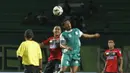 Aksi kapten PSMS, Legimin Raharjo melawan pemain Persinga Ngawi. Minggu (13/9/2015). (Bola.com/Robby Firly)