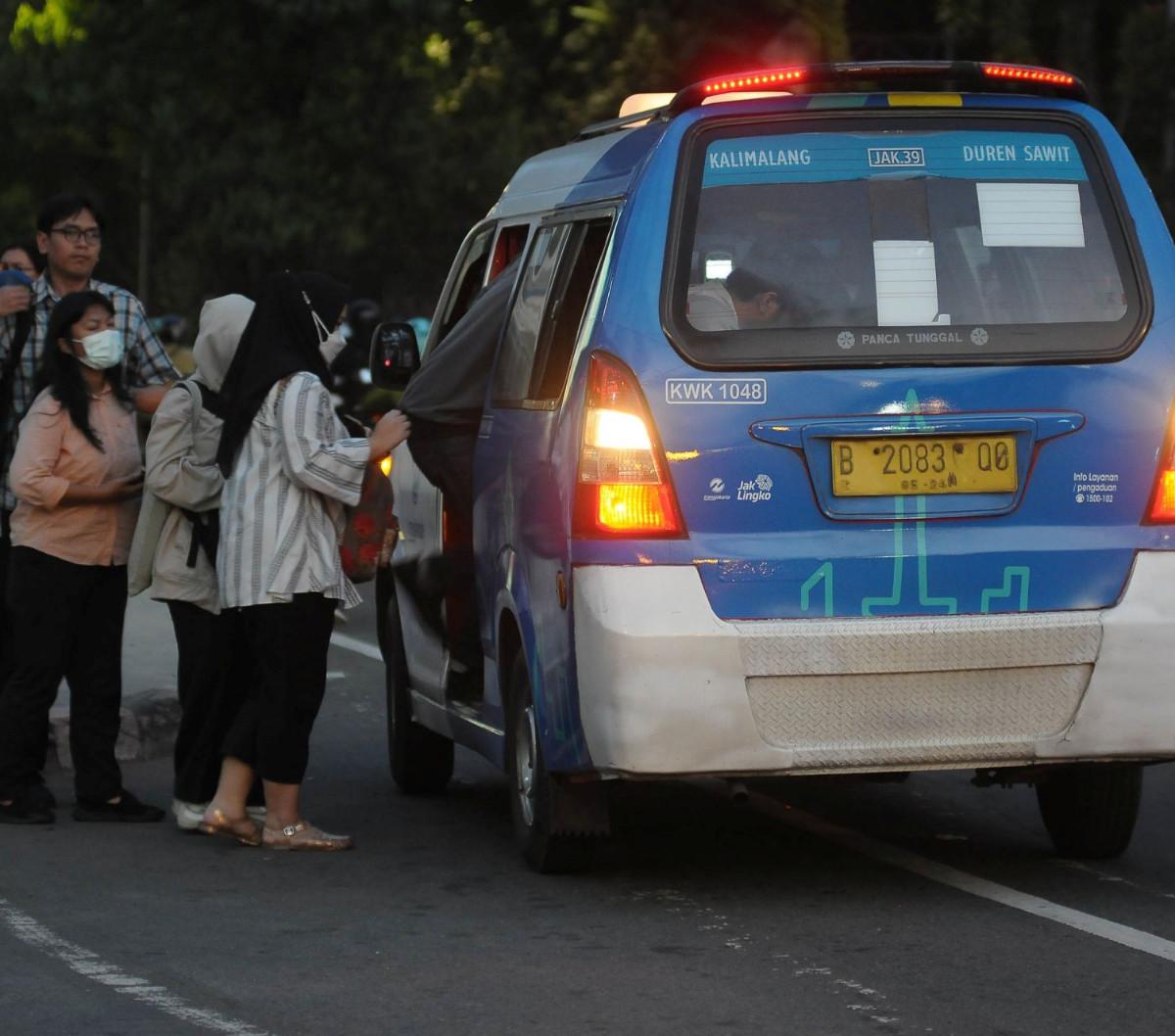 Sebab transportasi tersebut dapat menjangkau area jalan yang kecil, seperti misalnya trayek Jak 39 ini yang melayani perjalanan dari Duren Sawit, Buaran, Pondok Kopi, Pondok Kelapa hingga Kalimalang. Foto: merdeka.com / Imam Buhori
