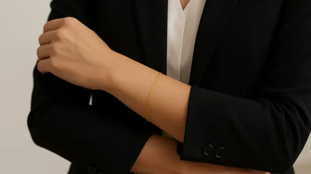 Model Gelang Emas Simple untuk Wanita Karier Modern 2025/Ilustrasi AI