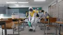 Petugas kesehatan mendisinfeksi ruang kelas untuk ujian masuk perguruan tinggi di Seoul, Korea Selatan, Selasa (1/12/2020). Sekitar 490.000 siswa lulusan sekolah menengah atas di Korea Selatan akan menjalani Tes Kemampuan Skolastik Perguruan Tinggi pada 3 Desember 2020. (AP Photo/Ahn Young-joon)